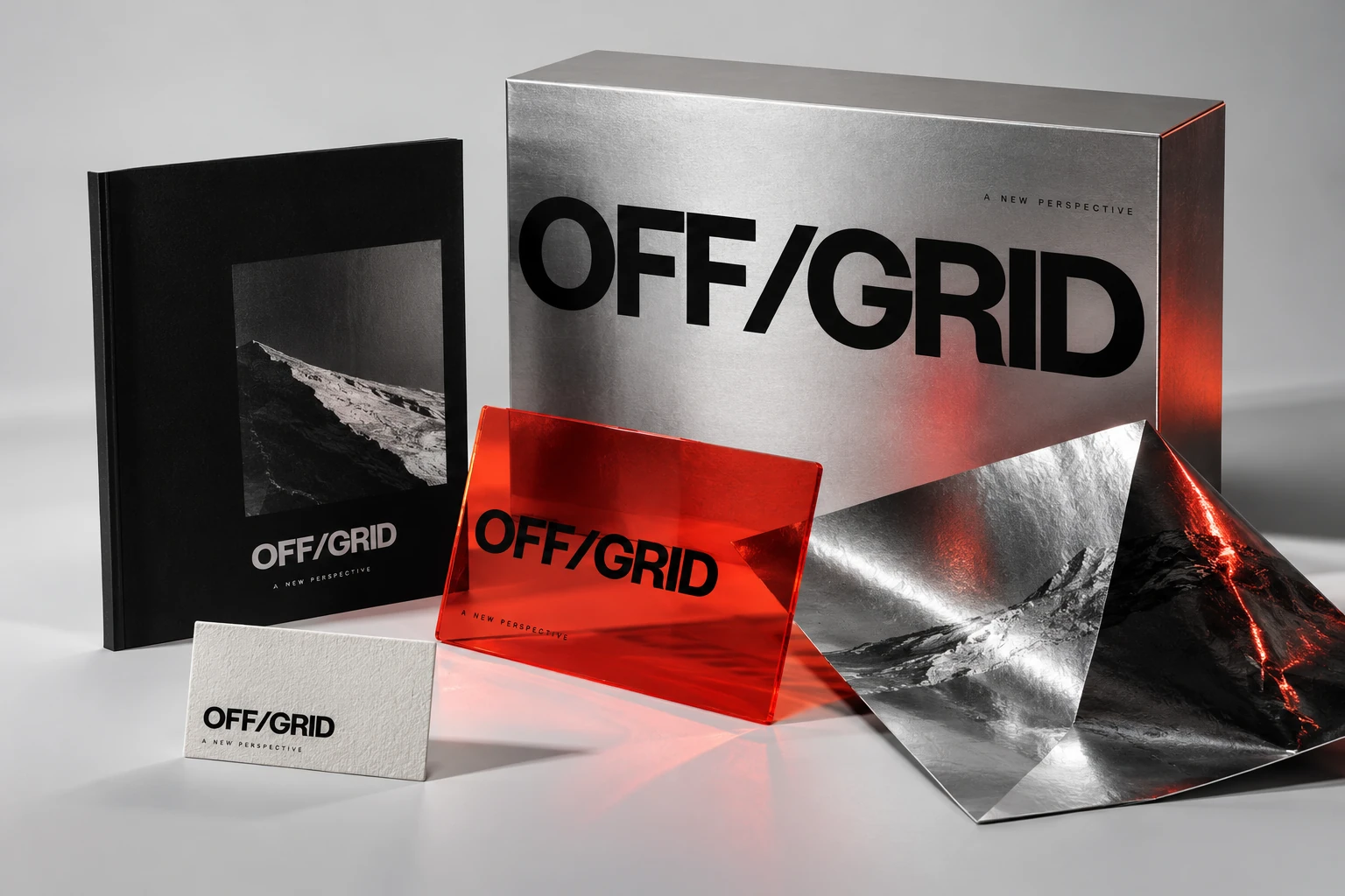 Koncepcja OFF/GRID: srebrne opakowanie, czarna publikacja i przezroczysta czerwona karta